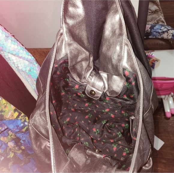 🍂🍁NWOT Rare♡Vintage♡☆Twist of fate☆ Betsey johnson silver bag. - Picture 10 of 10